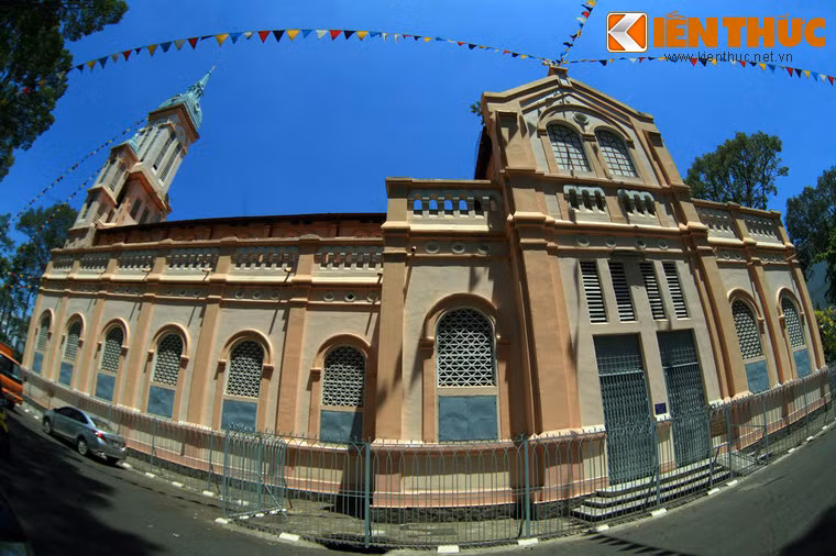 Mặt bên nhà thờ kéo dài, được phân chia theo từng nhịp cột, các cửa sổ cuốn vòm, các đường chỉ đơn giản, phần trên cùng của bề mặt tường được kết thúc bằng những gờ chỉ, dãy lan can đỉnh chạy dọc, mái dốc chính bên trên lùi sâu vào trong, ngay sát phía dưới mái là một dãy cửa sổ vòm cuốn đôi. Gần cuối dãy nhà là một khối và đầu hồi mái đưa ra, do mặt bằng bố trí theo hình thánh giá; sau cùng là phần đỉnh của thánh giá là vị trí cung thánh, các phòng phụ trợ.