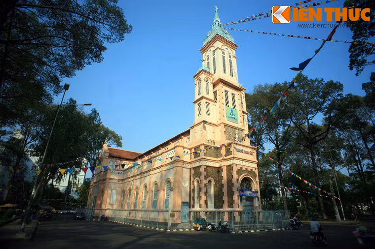 Về tổng thể, nhà thờ phong cách kiến trúc Gothique, được đặt trong một khu công viên với nhiều cây xanh và thảm cỏ. Mặt đứng chính nổi bật với phần tháp chuông phía trước, phía sau là dãy nhà làm lễ kéo dài, sảnh chính có dạng hình giật cấp, những đường kẻ chỉ, mảng cột màu vàng đậm được tôn lên trên mặt tường đá đen tạo nên một sự mạnh mẽ, vững chắc.