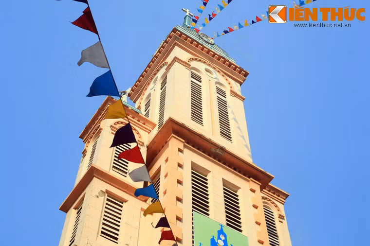 Ở hai bên tháp chuông chính còn có hai tháp phụ thấp và nhỏ hơn, phần phía trên của các tháp có những dãy lam gió theo hình chữ nhật đứng, tạo nên một độ rỗng cần thiết cho bề mặt công trình, trên đỉnh của những tháp này là ba mái chóp cong màu xanh nổi bật trên toàn bộ một gam màu vàng bên dưới.