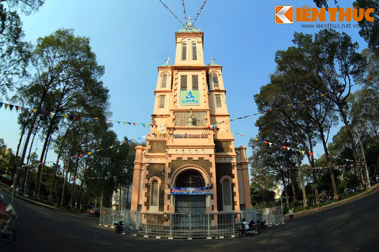 Nhà thờ này được cha Gioan Baotixita Huỳnh Tịnh Hướng cho xây từ năm 1922 và hoàn thành vào tháng 5/1928, mang tên Thánh Jeanne d'Arc.