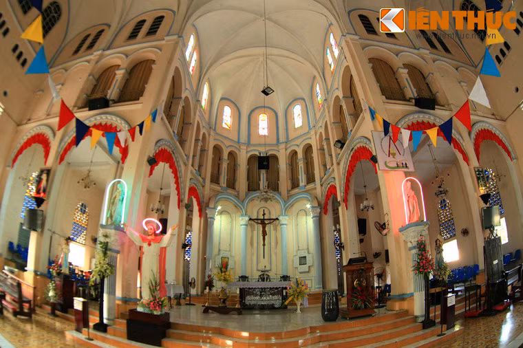 Cung thánh được đặt ở vị trí cuối của không gian chính, trên một bục cao với năm bậc bước lên, trên cùng là bàn lễ, bàn thờ Chúa; hai bên có hai tượng: Đức Mẹ Maria và Thánh Giuse trên hai chiếc cột.