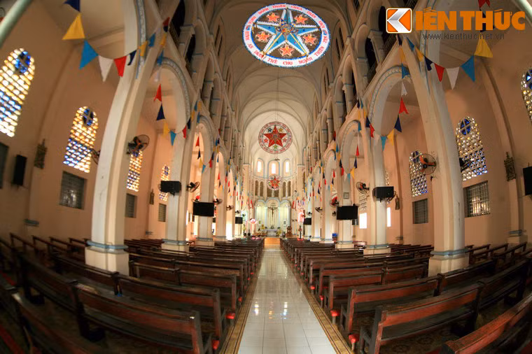 Không gian bên trong nhà thờ được phân chia ra thành năm gian bởi các hàng cột vuông, bên trên đầu cột là những vòm cuốn tròn. Gian chính giữa lớn nhất, trần vòm cong màu trắng toát với các đường gân, chỉ phân chia thành nhiều múi giống như hình quả khế, hai gian kế thấp và hẹp hơn. Ngoài ra phần phía trên của hai gian này còn là một hành lang với dãy lan can chạy dọc (tầng lửng).