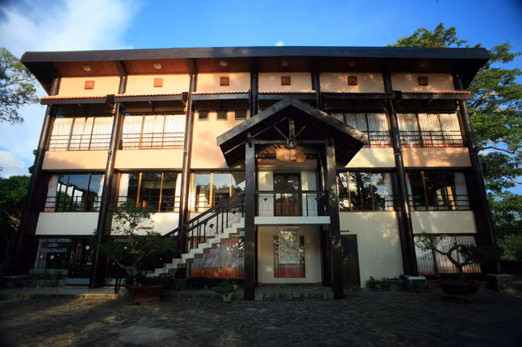 Trên một đỉnh đồi nhìn xuống hồ Lắk còn có tòa biệt thự của cựu hoàng Bảo Đại. Đây là nơi vua Bảo Đại và Nam Phương Hoàng hậu thường đến ngắm cảnh, săn bắn, nghỉ ngơi mỗi khi có dịp lên Đắk Lắk.