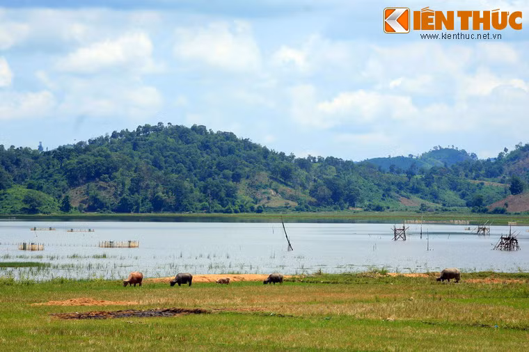 Hồ nằm ở độ cao 500m so với mực nước biển, có diện tích rộng trên 5 km², được thông với con sông Krông Ana. Đây là hồ nước ngọt tự nhiên lớn thứ hai Việt Nam sau Hồ Ba Bể.