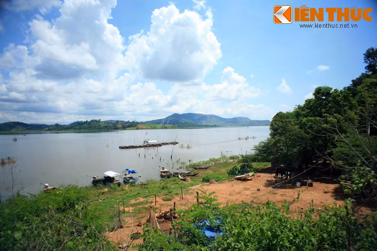 Theo truyền thuyết này, vào một thuở xa xưa đã xảy ra cuộc chiến quyết liệt giữa thần nước và thần lửa, kéo dài nhiều mùa rẫy.