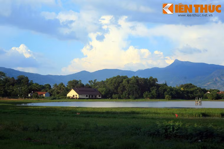 Không chỉ rộng lớn, hồ Lắk còn là hồ tự nhiên có độ sâu lớn nhất Việt Nam. Trong truyền thuyết của người dân tộc địa phương, đây một là hồ sâu không đáy.