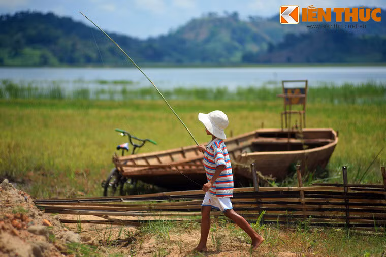 Sau nhiều ngày đêm vượt qua nhiều núi non hiểm trở đầy thú dữ, một lần khi ngồi nghỉ chàng chợt thấy một chú lươn nhỏ nằm kẹt trong khe đá chờ chết khô.