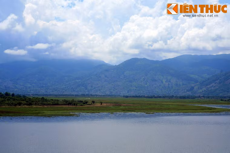 Mặt hồ luôn xanh thắm, xung quanh hồ được bao bọc bởi những dãy núi cao nên mặt nước hồ luôn phẳng lặng.