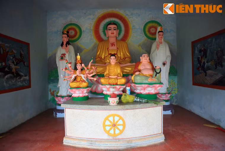 Chùa hiện còn giữ nhiều hiện vật có giá trị khác như Đại Hồng Chung, các câu đối, liễn, sơn son thiếp vàng và những hình ảnh sống động thuật lại bước đường Tây du của thầy trò Đường Tăng, v.v..