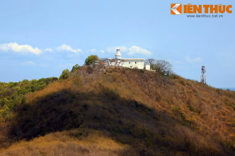 Hải đăng Vũng Tàu trên đỉnh núi Nhỏ. Được xây dựng năm 1862, đây là một trong những ngọn hải đăng cổ nhất Đông Nam Á.