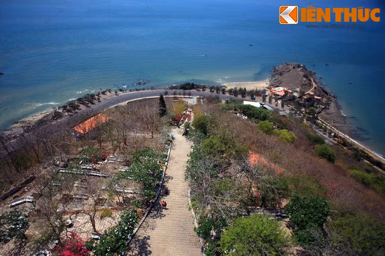 Khu vực phía trước tượng Chúa dang tay với đường lên tượng từ chân núi Nhỏ và mũi Nghinh Phong.