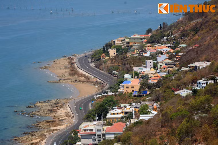 Đường Hạ Long uốn lượn dưới chân núi Nhỏ.