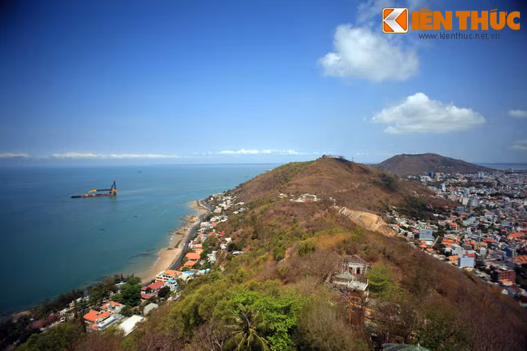 Hai ngọn núi nổi tiếng nhìn từ tượng Chúa Vũng Tàu: Núi Nhỏ ở phía trước và núi Lớn ở phía sau.