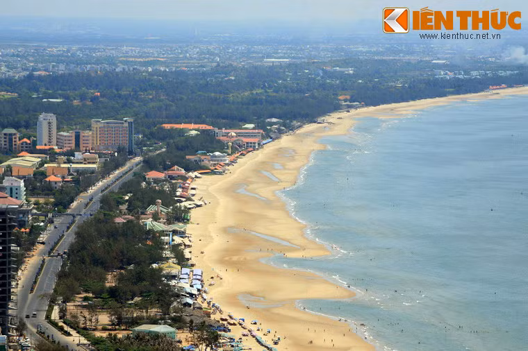 Bờ biển cát vàng trải dải miên man của Bãi Sau.