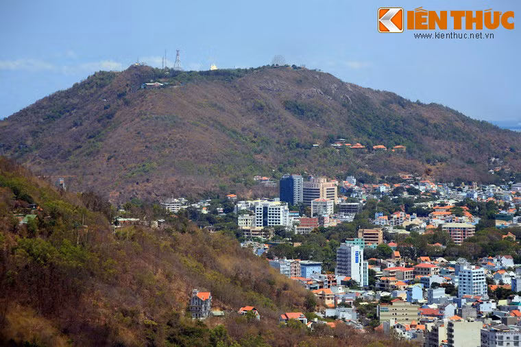 Ngọn núi Lớn với khu du lịch Hồ Mây và dàn radar của Mỹ để lại từ thời chiến tranh trên đỉnh núi.