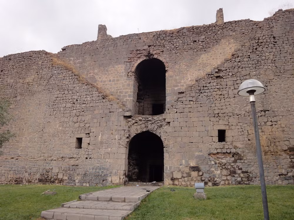 Bên trong pháo đài là một quần thể kiến trúc gồm lâu đài, cơ sở tôn giáo và các công trình công cộng khác.