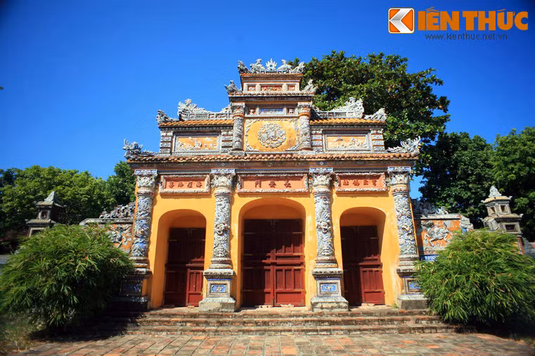 Năm 1923, vua Khải Định tiếp tục cho tu bổ cung, đổi tên thành Cung Trường Sanh đồng thời dựng thêm hai tòa nhà để xe ở phía trước, gần cổng vào cung.