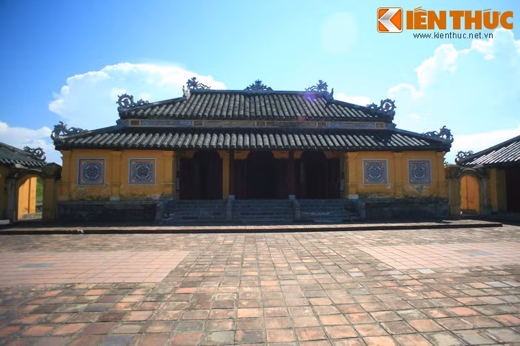 Công trình được khởi công xây dựng vào năm Minh Mạng thứ nhất (1821). Trong giai đoạn đầu khi mới xây dựng, cung mang tên Cung Trường Ninh, mang dáng dấp của một hoa viên. Kiến trúc ban đầu của cung có hình chữ Tam (三) gồm một điện chính ở giữa, một điện phía trước và một lầu phía sau trong hệ thống với một số công trình phụ khác xung quanh.