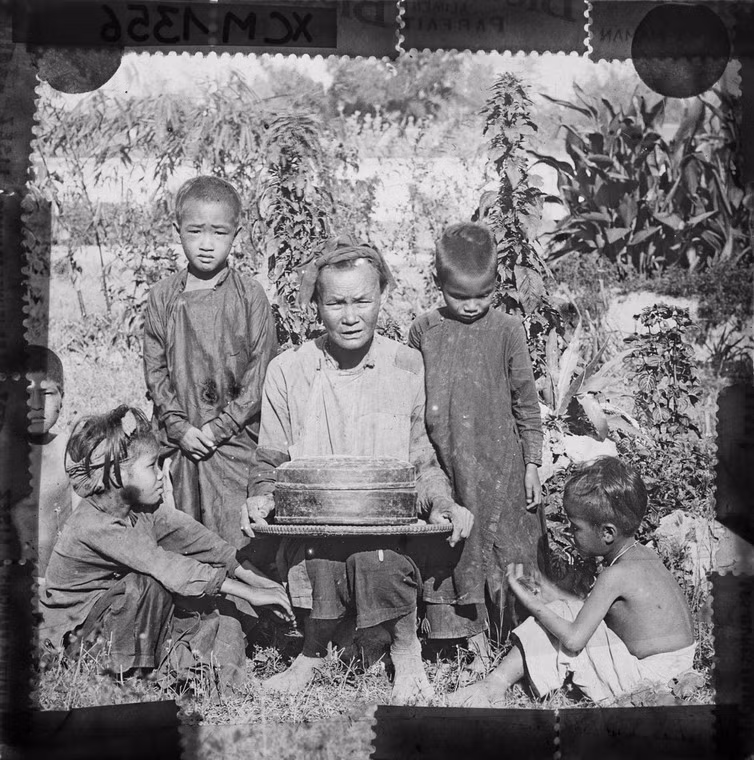 Người phụ nữ An Nam với những đứa con trong khu vườn.