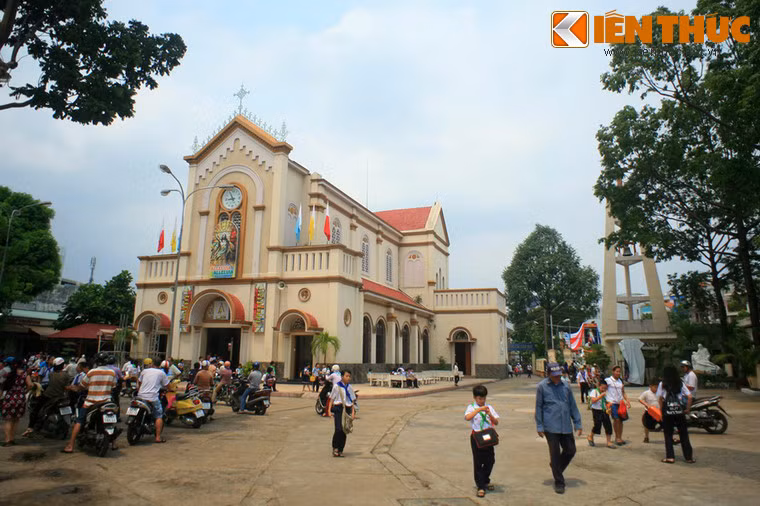 Tọa lạc ở số 149 đường Bành Văn Trân, phường 7, quận Tân Bình, nhà thờ cổ Chí Hòa (nhà thờ Đức Mẹ Mân Côi) là một nhà thờ Công giáo có lịch sử hơn 100 năm của Sài Gòn.