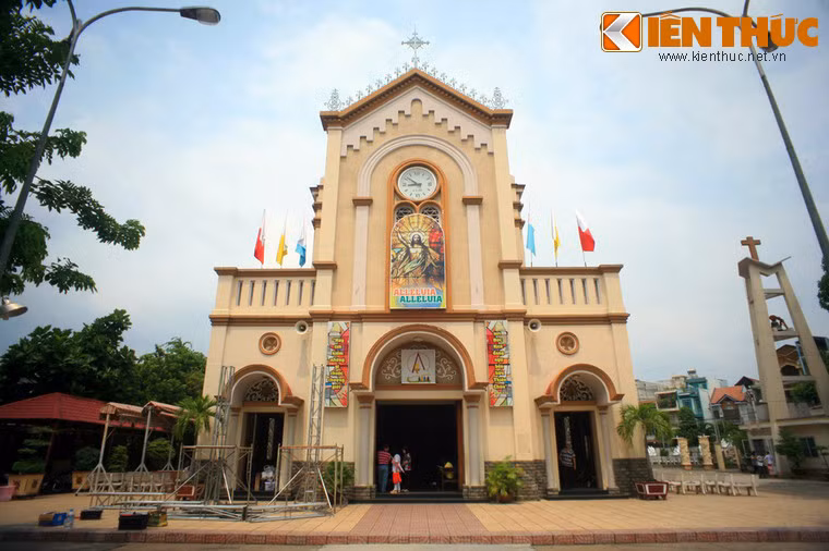 Nhà thờ này do Giám mục Mossard (tên Việt là Mão) cho xây vào năm 1890 và khánh thành ngày 7/10/1890.