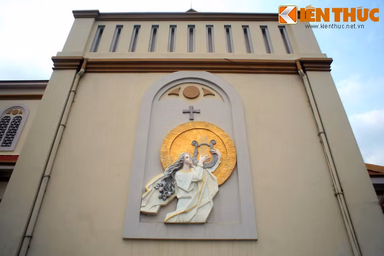 Trải qua hơn 100 năm tồn tại, nhà thờ đã được tôn tạo nhiều lần nên rất khang trang.