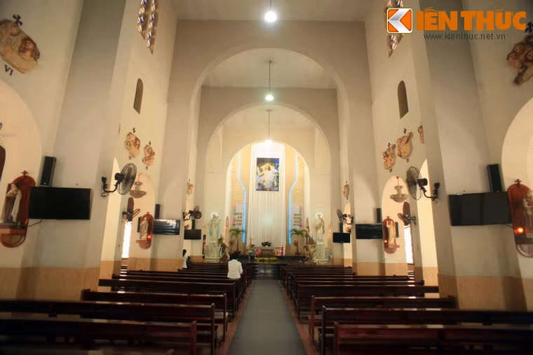 Theo thiết kế ban đầu, nhà thờ Huyện Sỹ gồm 5 gian, với chiều dài khoảng 50m.