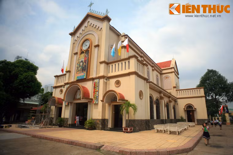 Công trình được xây dựng trên khu đất rộng tới 600 ha do ông Huyện Sỹ (tức ông Lê Phát Đạt - một trong Tứ Đại Phú Hộ đất Nam Kỳ xưa) dâng cúng.