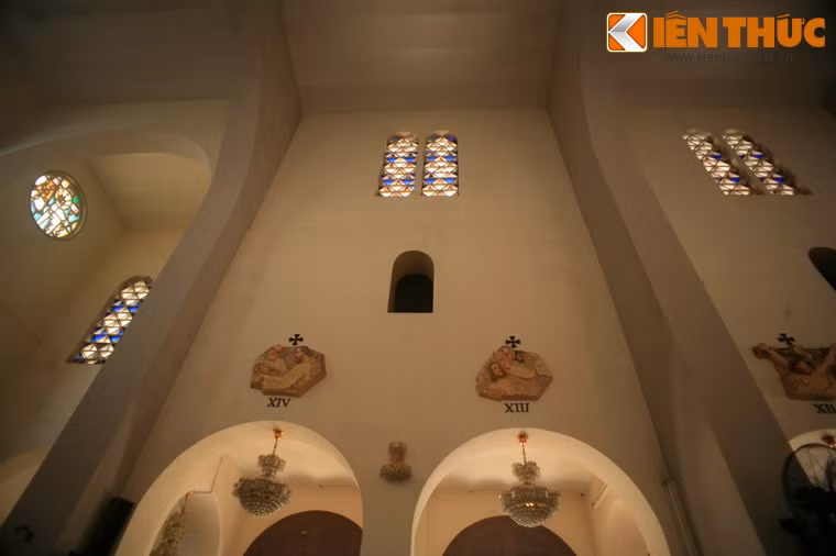 Về tổng thể, nhà thờ Chí Hòa không có quy mô hoành tráng và trang trí cầu kỳ như một số nhà thờ khác của Sài Gòn thời thuộc địa.