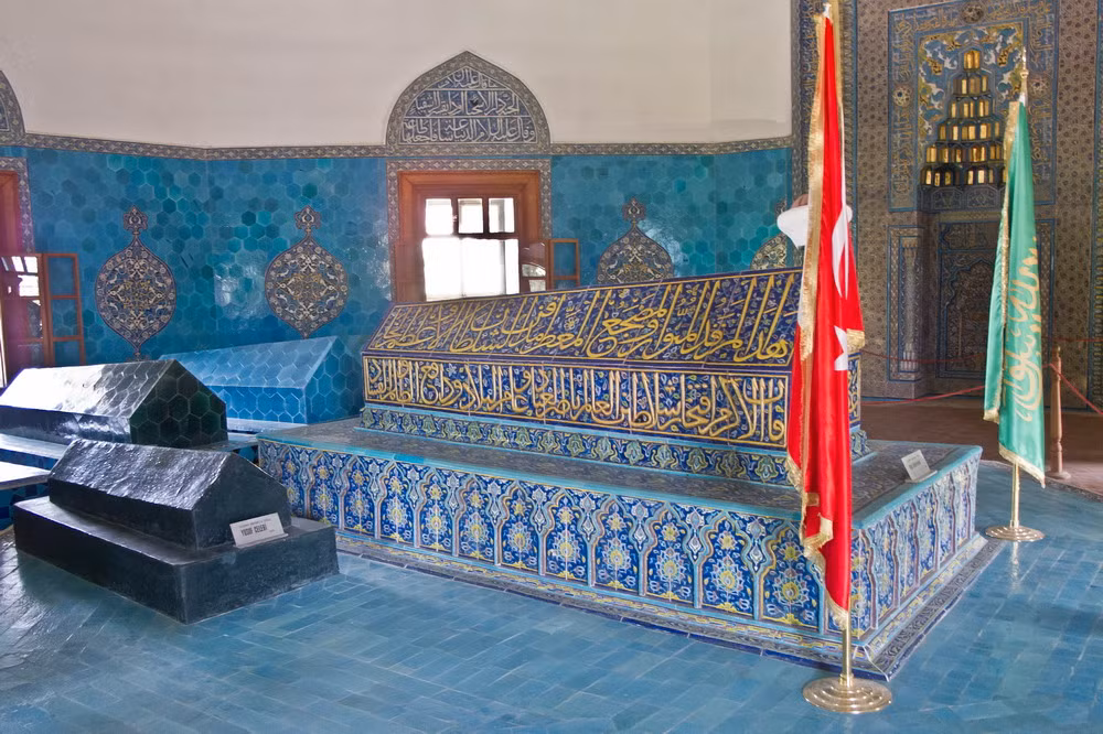 Lăng mộ Xanh là một tòa nhà hình bát giác, nơi chôn cất vị sultan (vua Hồi giáo người Thổ) thứ năm của đế chế Ottoman, người được dân chúng sùng kính vào đầu thế kỷ 15. Bên trong lăng có tám ngôi mộ hoàng gia được trang trí công phu bằng loại gạch men màu xanh lá khảm đá quý.