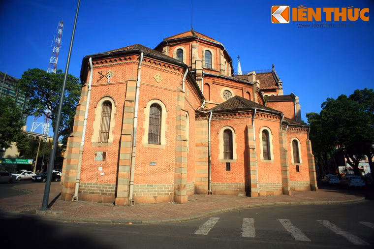 Trong quá trình xây dựng nhà thờ Đức Bà, toàn bộ vật liệu xây dựng từ xi măng, sắt thép đến ốc vít đều mang từ Pháp sang. Mặt ngoài của công trình xây bằng loại gạch đặt làm tại Marseille để trần, không tô trát, không bám bụi rêu, đến nay vẫn còn màu sắc hồng tươi.