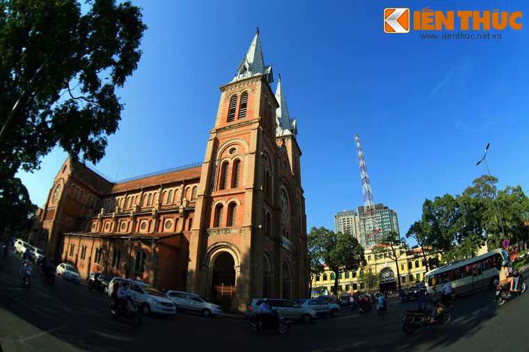 Bên phải của nhà thờ có Bưu điện trung tâm Sài Gòn, cũng là một công trình rất nổi tiếng thời thuộc địa.