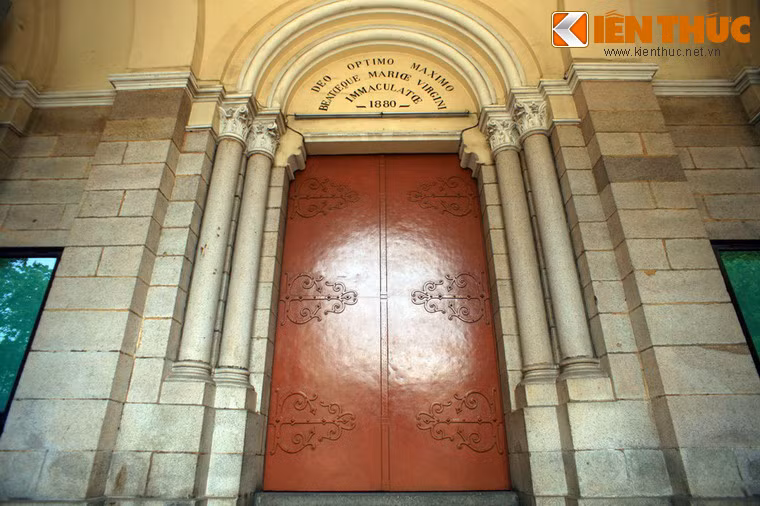Trên cổng chính nhà thờ có dòng chữ Latin: DEO OPTIMO MAXIMO BEATIEQUE MARIŒ VIRGINI IMMACULATŒ, nghĩa là: Thiên Chúa tối cao đã ban cho Maria được ơn Vô Nhiễm Nguyên Tội. Bên dưới ghi năm khánh thành 1880.