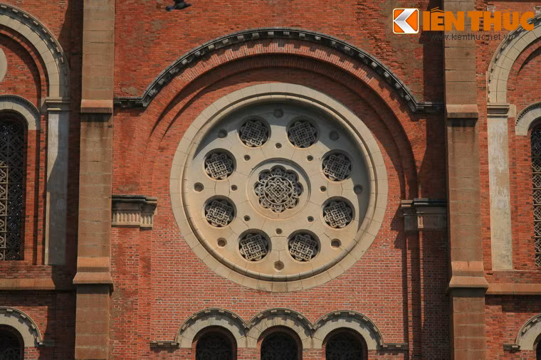 Ngày nay, nhà thờ Đức Bà được coi là một biểu tượng của Sài Gòn và là địa điểm mà bất cứ du khách nào cũng ghé thăm khi đặt chân đến thành phố lịch sử này.