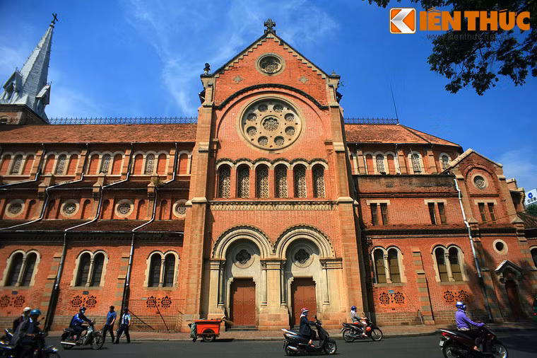 Móng của thánh đường được thiết kế đặc biệt, chịu được tải trọng gấp 10 lần toàn bộ kiến trúc ngôi nhà thờ nằm bên trên. Và một điều rất đặc biệt là nhà thờ không có vòng rào hoặc bờ tường bao quanh như các nhà thờ quanh vùng Sài Gòn - Gia Định lúc ấy và bây giờ.