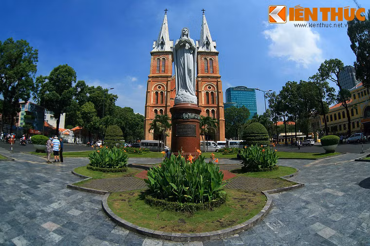 Ngày hôm sau, Hồng y Aganianian từ Roma qua Sài Gòn để chủ tọa lễ bế mạc Đại Hội Thánh Mẫu Toàn Quốc, đã làm phép bức tượng. Từ sự kiện này mà từ đó nhà thờ có tên gọi là nhà thờ Đức Bà. Ngày 5/12/1959, Tòa Thánh đã cho phép làm lễ "xức dầu", tôn phong Nhà thờ Chính tòa Sài Gòn lên hàng tiểu Vương cung thánh đường. Từ đó, tên gọi chính thức của thánh đường là Vương cung thánh đường Đức Bà Sài Gòn.