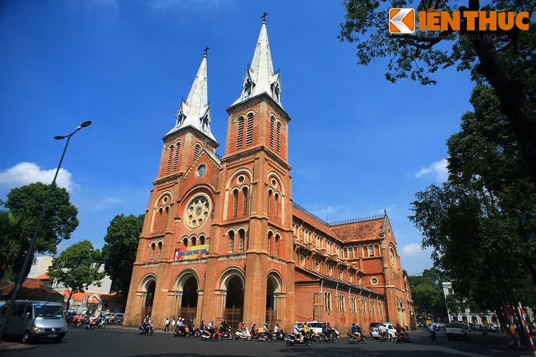 Tiền thân của nhà thờ Đức Bà vồn là một nhà thờ được dựng bên bờ "Kinh Lớn" (còn gọi là kinh Charner, nay là đường Nguyễn Huệ) vào năm 1865, ban đầu gọi là Nhà thờ Sài Gòn. Đến tháng 5/1870, Thống đốc Nam kỳ Duperré đã tổ chức một kỳ thi vẽ đồ án thiết kế nhà thờ mới.