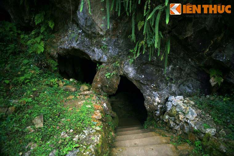 Theo số liệu của đội khảo sát Hoàng gia Anh, động Ngườm Ngao có chiều dài 2.144m, gồm 3 cửa chính: cửa Ngườm Lồm nằm ẩn mình dưới những khối đá dưới chân núi; cửa Ngườm Ngao cách chân núi vài trăm bậc thang và cửa Bản Thuôn phía sau núi, kề cận bản Thuôn của người Tày.