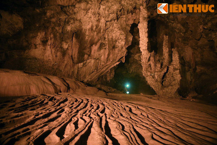 Động Ngườm Ngao sở hữu nhiều cảnh quan địa chất độc đáo hiếm có. Vòm động ở nhiều đoạn khép lại rồi lại mở ra, tạo sự bất ngờ thích thú cho du khách. Nhũ đá mọc từ dưới lên, thả từ trên xuống, nhũ thẳng đứng, nhũ to, nhũ nhỏ…tất cả đan xen tạo thành một mê cung kỳ diệu.