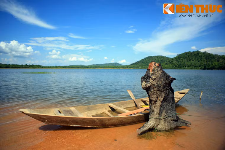 Hồ nước ngày nay là một hồ nhân tạo được tạo nên từ một công trình thủy lợi chặn dòng suối Đắk Man ở tỉnh Đắk Lắk.