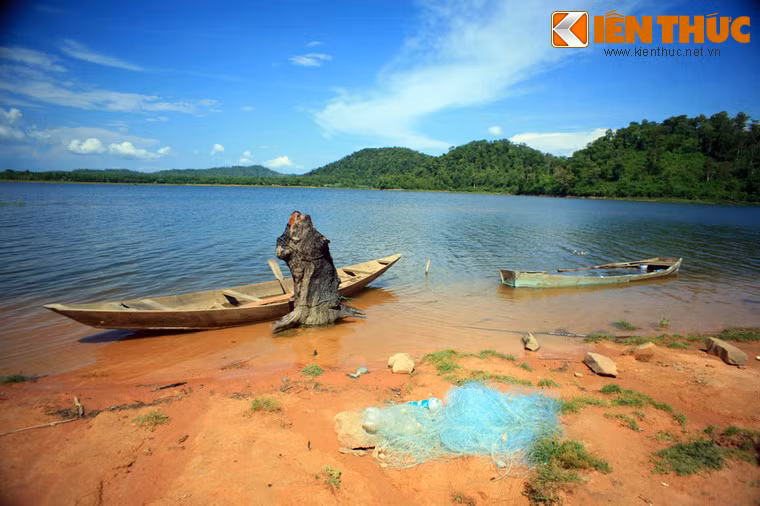 Tận dụng lợi thế cảnh quan cùng vị trí gần trung tâm du lịch Buôn Đôn, những năm gần đây quanh hồ Đăk Mil đã phát triển các hình thức dã ngoại, nghỉ dưỡng, khám phá văn hóa của các cộng đồng dân tộc bản địa...