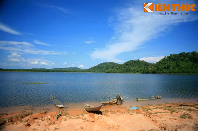 Nằm trên địa bàn xã Krông na, huyện Buôn Đôn, hồ Đăk Mil là một thắng cảnh đẹp của tỉnh Đắk Lắk nói riêng và Tây Nguyên nói chung.