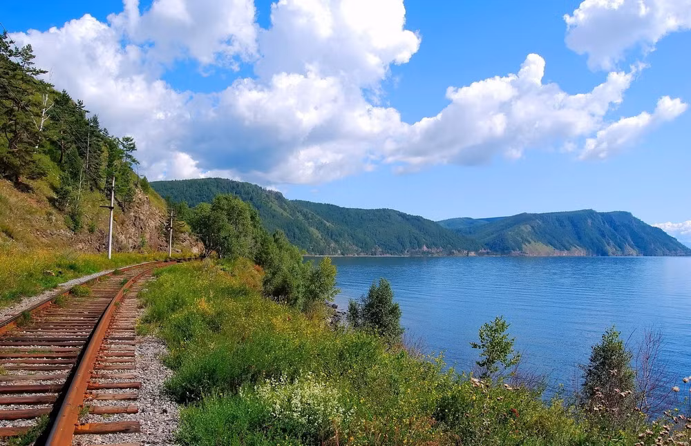 Trong những thế kỷ sau đó, quanh hồ Baikal vẫn là một khu vực hoang vu, cho đến khi đường sắt xuyên Siberi được xây dựng từ năm 1896 đến năm 1902. Tuyến đường sắt chạy qua cực Tây Nam của hồ Baikal khiến cho việc tiếp cận hồ nước này trở nên dễ dàng hơn rất nhiều.