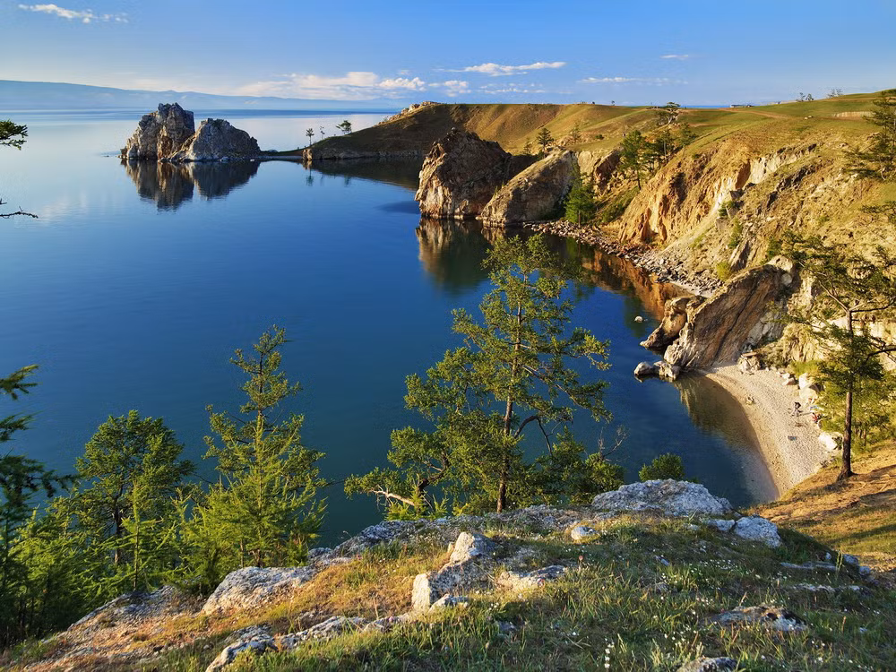 Nằm ở phía Nam Siberi thuộc Nga, giữa tỉnh Irkutsk ở phía Tây Bắc và nước Cộng hòa Buryatia ở phía Đông Nam, hồ Baikal là một trong những hồ nước nổi tiếng bậc nhất của thế giới.