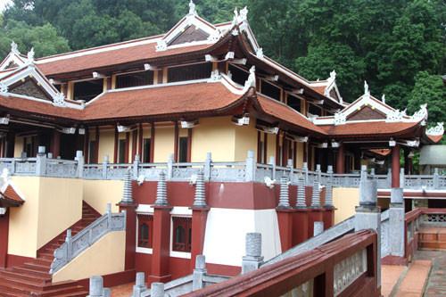 Sau vụ xâm hại Yên Tử, đến tháng 11/2015, dư luận trong nước lại một lần nữa "tá hỏa" trước thông tin Hương nghiêm pháp đường - một công trình đồ sộ dùng làm nhà ăn, nhà khách "mọc" lên giữa khu di tích danh thắng Hương Sơn (Hà Nội). Công trình sai phép nghiêm trọng này được xác định là đã tồn tại từ năm 2013 đến nay.