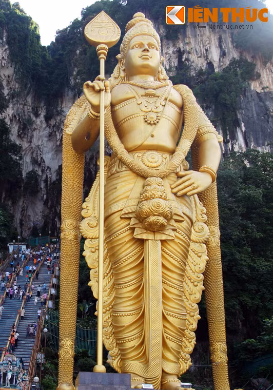 Là một điểm hành hương của đạo Hindu, bên ngoài cửa động có tượng thần Subramaniam (Chúa tể Murugan) được sơn nhũ vàng, cao 42,7m. Đây là vị thần Hindu giáo được tôn thờ đặc biệt ở Nam Ấn Độ, Sri Lanka và Malaysia.