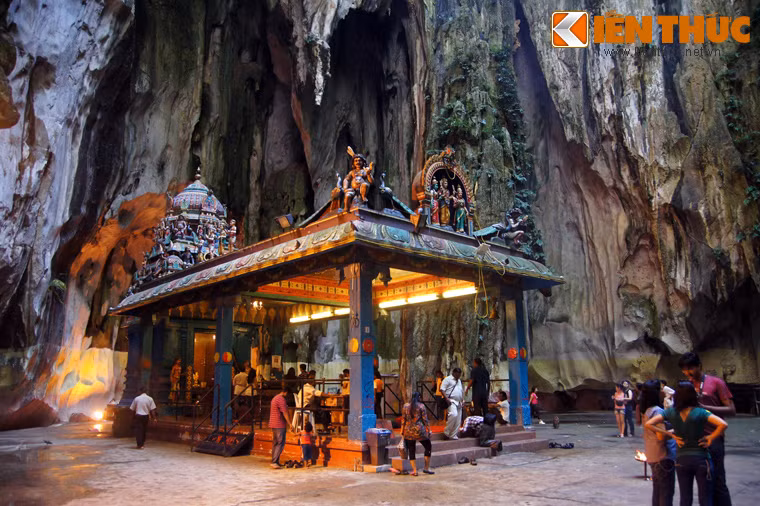 Đó là những ngôi đền nằm rải rác trong hang động, được trang trí với các bức tượng sinh động, miêu tả các huyền thoại, các sự tích trong Ấn Độ giáo.