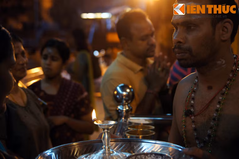 Mãi đến thế kỷ 20, trong khi tìm kiếm nơi để làm đền thờ các vị thần, những công nhân Ấn Độ ở Malaysia mới phát hiện ra Batu. Sự phát hiện này được xem như là tín hiệu các vị thần đã chọn nơi này làm nơi ngự trị.