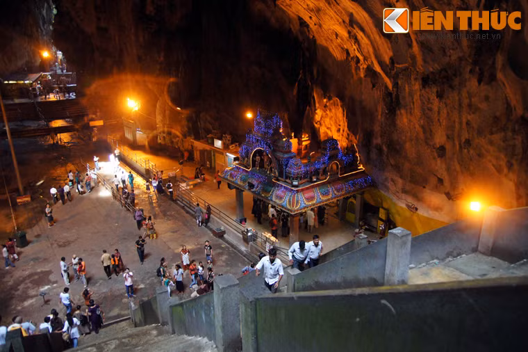 So với nhiều hang động khác trong khu vực, động Batu thua kém về cảnh quan thiên nhiên và quy mô. Bù lại, trong hang động này có một kho tàng kiến trúc phong phú được thực hiện bởi bàn tay của các nghệ nhân người Ấn Độ.