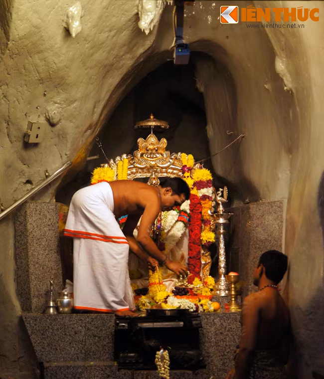 Ngước dòng lịch sử, động Batu là một động đá vôi được thương nhân người Ấn tên là Thambusami tìm ra vào thế kỷ 19. Trong một thời gian dài động đã bị lãng quên trong những cánh rừng già.